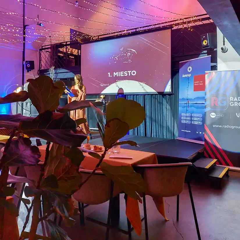 Ilustrovaný diagram rozloženia eventového priestoru a jeho jednotlivých častí